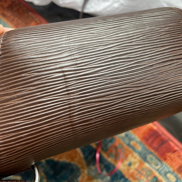 This is not a barely used purse - Picture 4 of 16